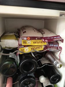 Un frigorífico de vinos contiene paquetes de arroz para conservarlos en perfecto estado.