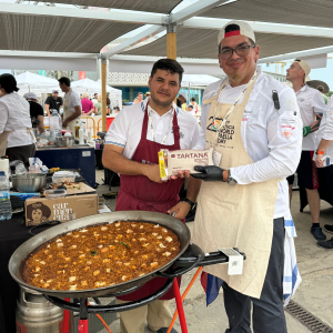 Participantes del World Paella Day 2025 cocinando con Arroz Tartana